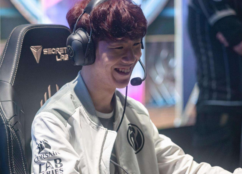 S13决赛主持人裴惠智分享决赛日与T1中野合照及赛后感言